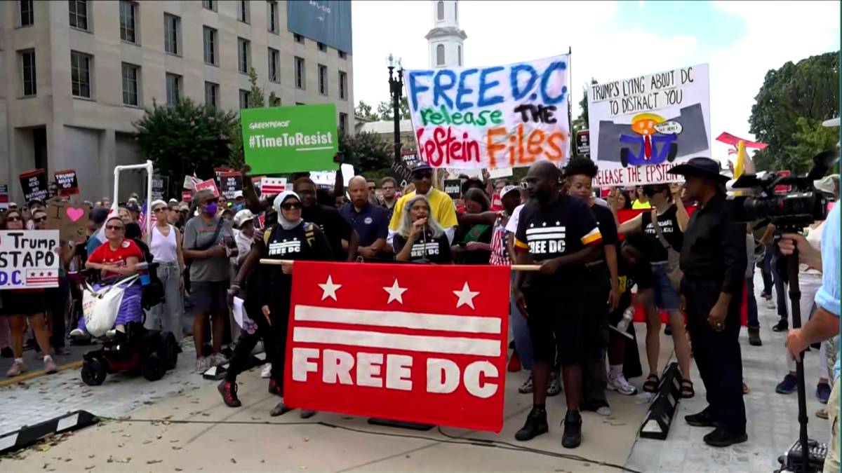 Click to play video: '‘This is about control’: Protests erupt in Washington after Trump federalizes D.C. police'