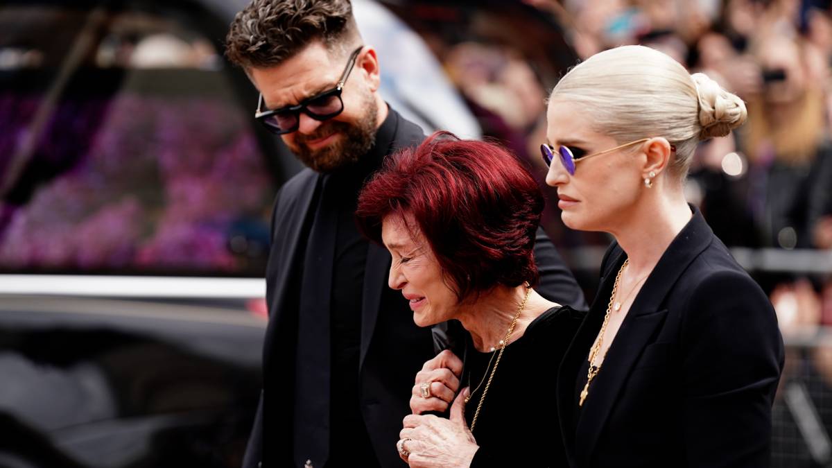 Click to play video: 'Ozzy Osbourne funeral: Sharon and family join crowds in Birmingham to pay tribute to rocker'