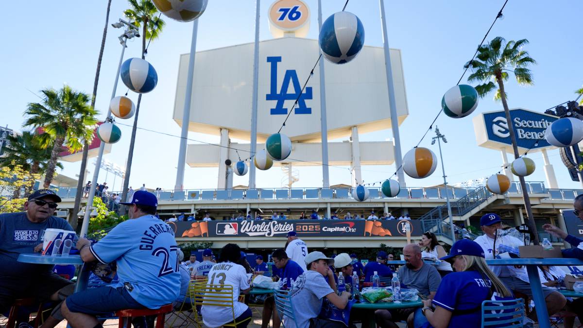 Click to play video: 'Blue Jays go Hollywood ahead of World Series Game 5'