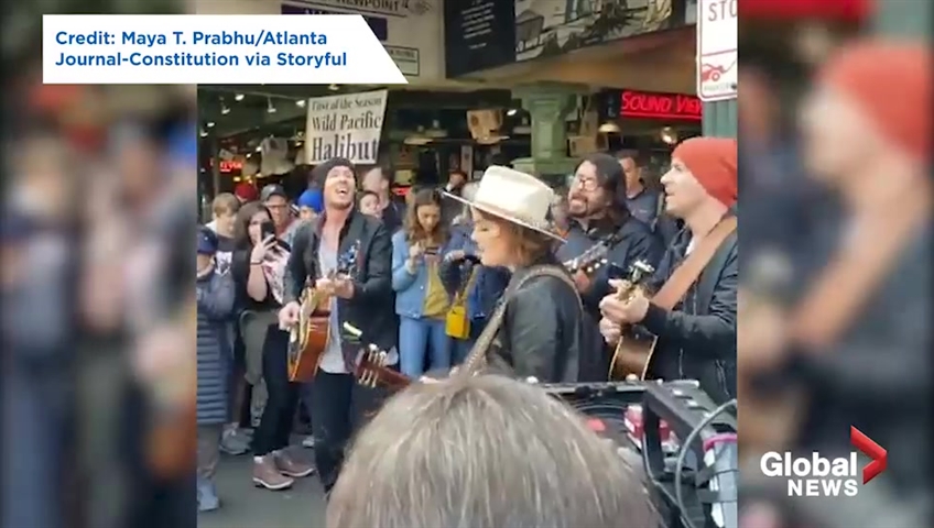 Click to play video: 'Foo Fighters’ Dave Grohl busks at Seattle market'