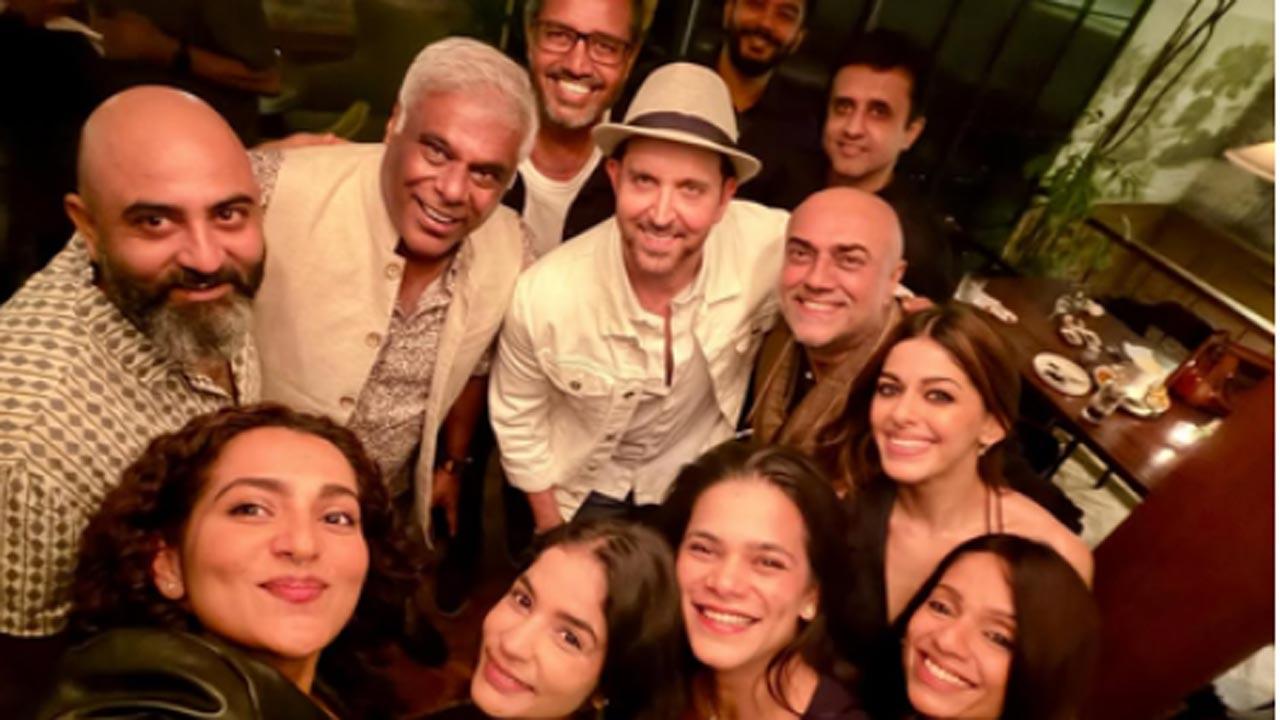 Hrithik Roshan enjoys a fun evening with the talented cast