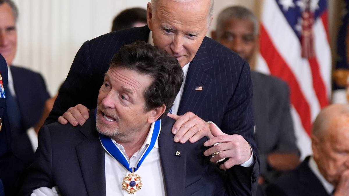 Click to play video: 'Hillary Clinton, Michael J. Fox and Magic Johnson among Biden’s final Medal of Freedom recipients'