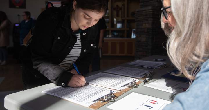 ‘Forever Canadian’ petition surpasses goal, collects 456K signatures 1 petition 2