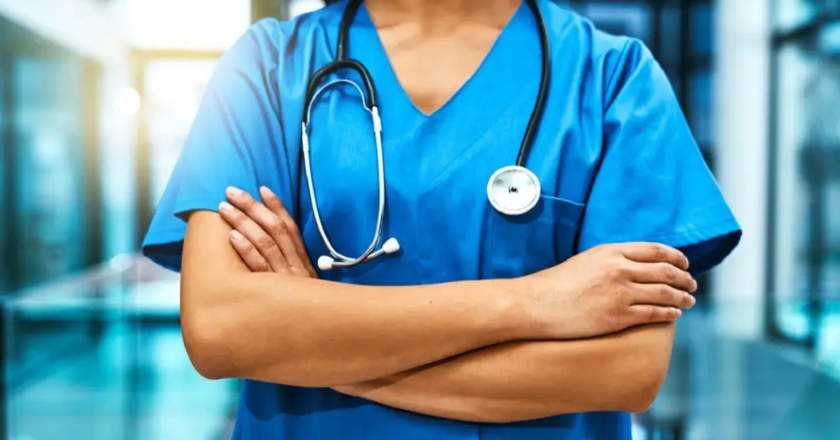 Doctors perform life-saving surgery on roadside in Kerala using phone light