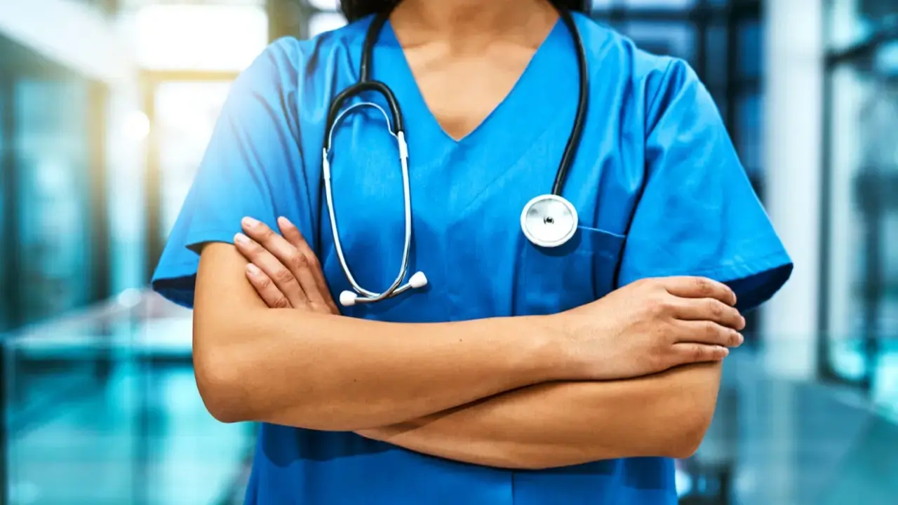 Doctors perform life saving surgery on roadside in Kerala using phone