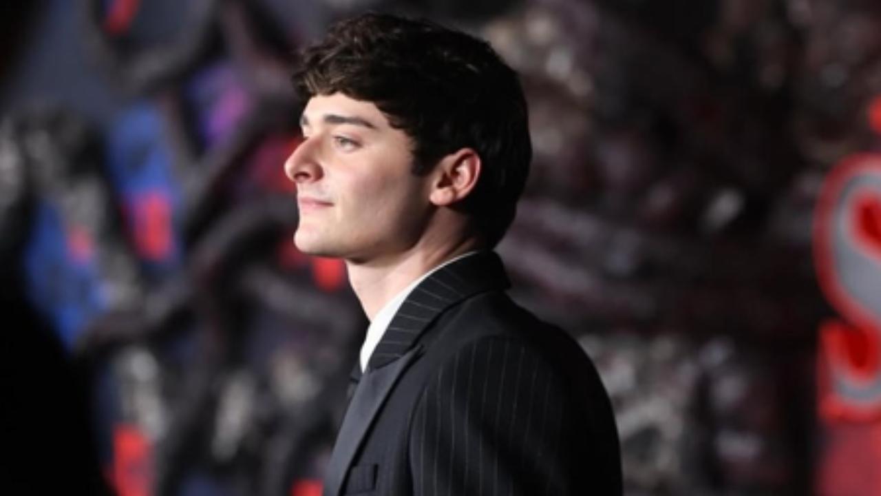 Noah Schnapp says child actors need therapy as they live