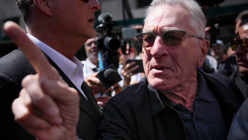 Click to play video: 'Robert De Niro slams Trump as a ‘clown’ outside NYC hush money trial'
