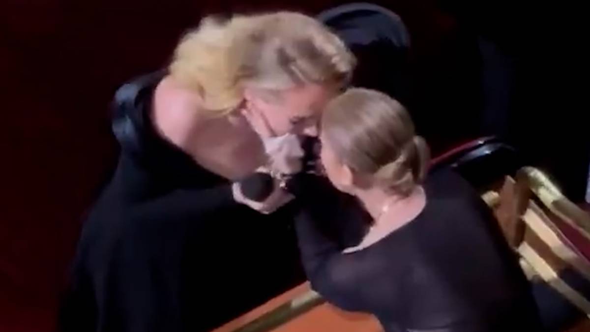 Click to play video: 'Celine Dion, Adele share tearful embrace at Las Vegas concert'