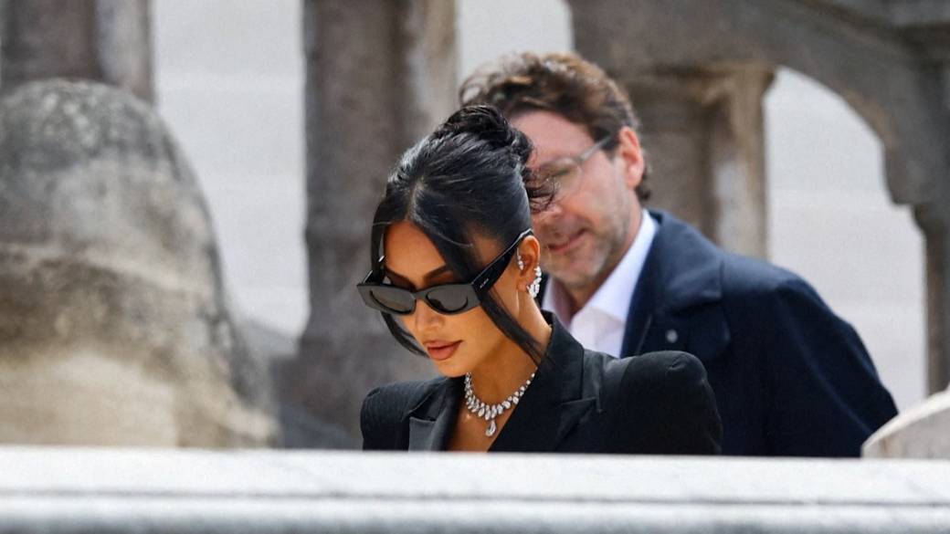 Click to play video: 'Kim Kardashian arrives to court as witness in Paris robbery trial'