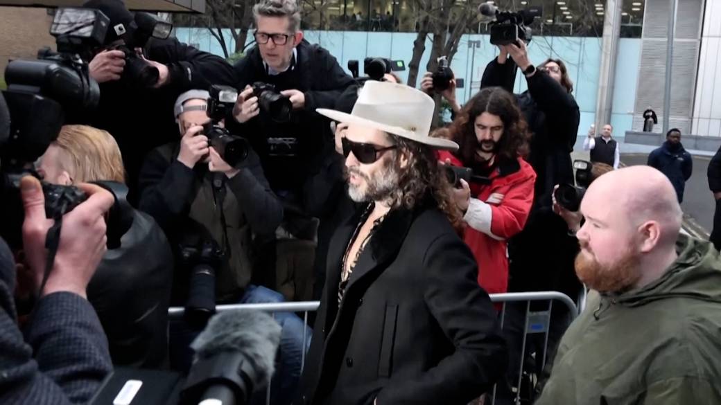 Click to play video: 'Russell Brand pleads not guilty to new rape, sexual assault charges'