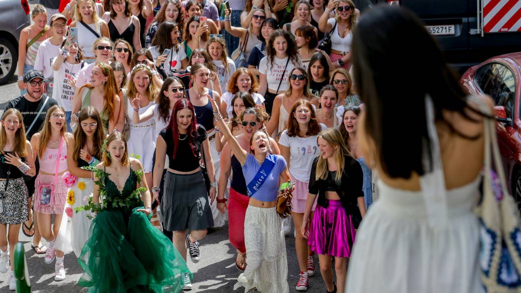 Click to play video: 'Taylor Swift terror plot: Defiant Swifties sing in the streets of Vienna after concert is cancelled'
