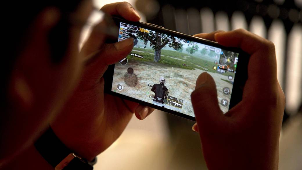 Click to play video: 'UK unveils social media, online gaming and streaming ban for under-16s'
