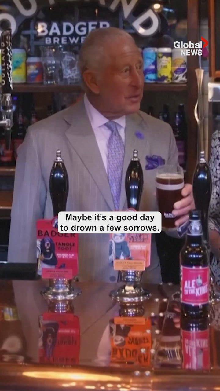 Click to play video: 'King Charles ‘drowns a few sorrows’ at the pub after England eliminated from World Cup'