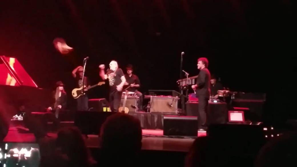 Click to play video: 'Willie Nelson walks off stage during show in North Carolina, cites ‘illness’ as reason'