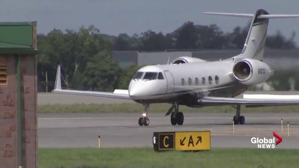 Click to play video: 'Private jet carrying rapper Post Malone makes emergency landing with blown tires'