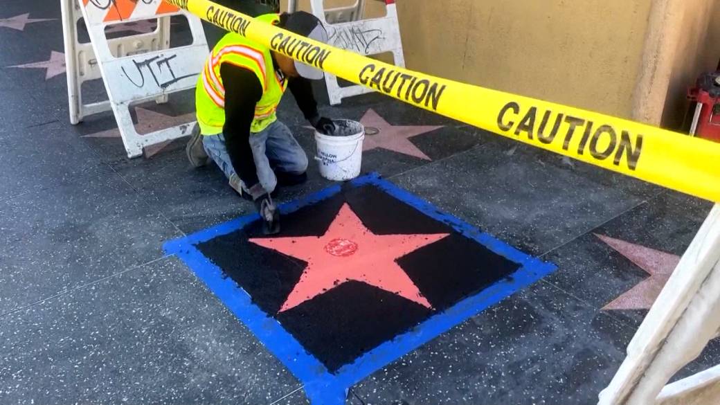 Click to play video: 'Dolly Parton fans shocked to see Walk of Fame Star vandalised'