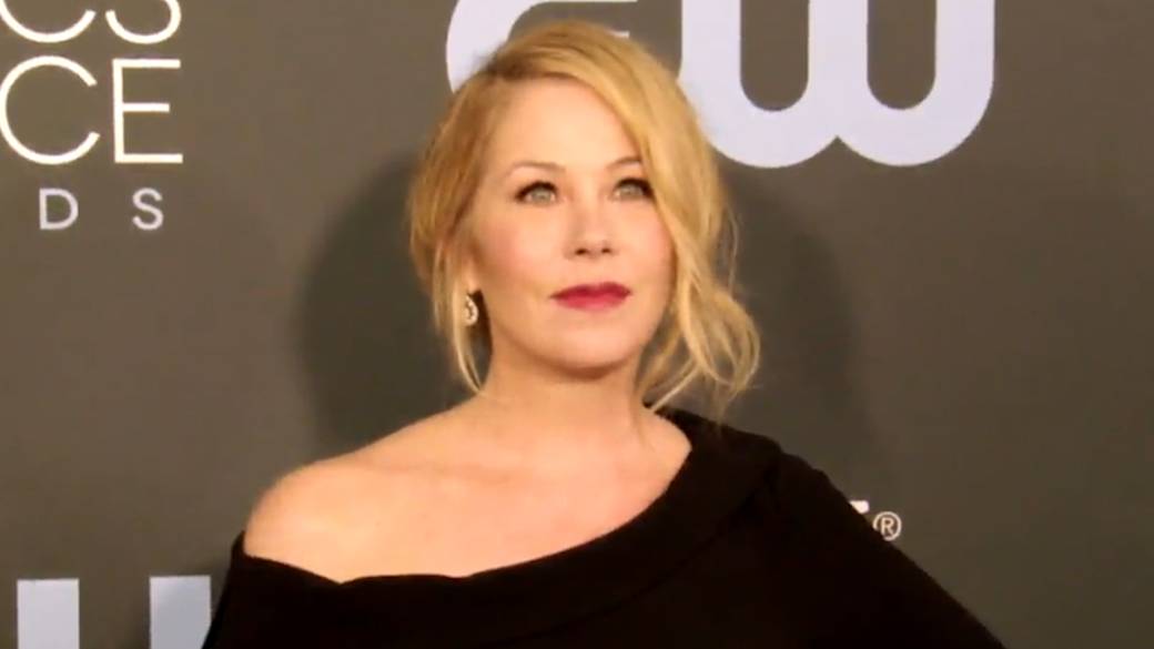 Click to play video: 'Christina Applegate reveals multiple sclerosis diagnosis'