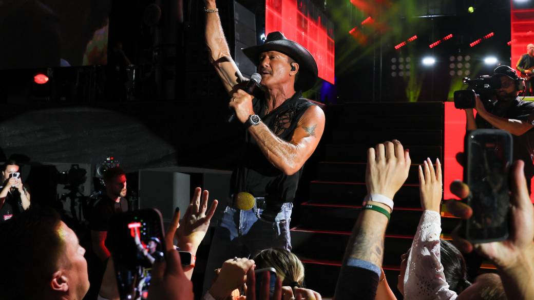 Click to play video: 'Tim McGraw fans just pulled off something pretty incredible'