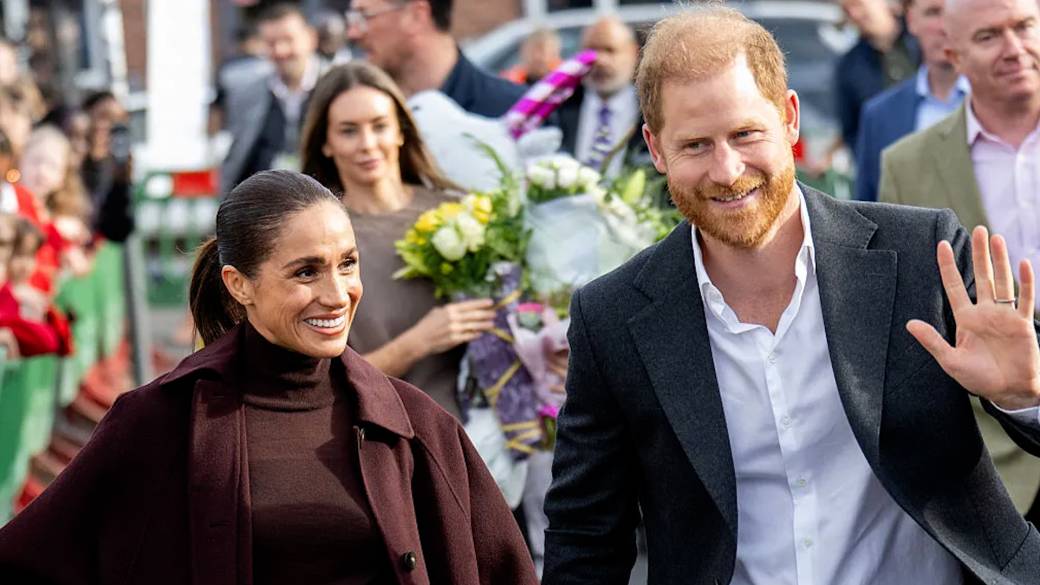 Click to play video: 'Prince Harry and Meghan Markle greeted by cheering crowd upon U.K. return'