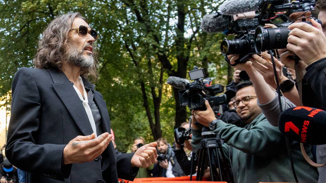Click to play video: 'Russell Brand’s rape, sexual assault trial by jury underway in London court'